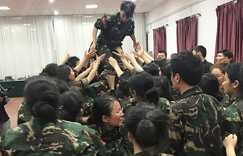 �Θ�ƥ�R�y��Խ�����˱��F(tu��n)���L(zh��ng)����