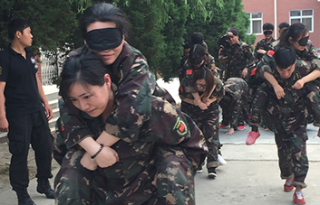 ������;�ж��D�U(xi��n)���Ҷ����v�������¸�ǰ�У�